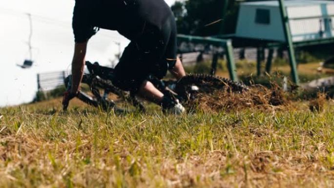 超级慢动作山地车手从自行车上摔下来