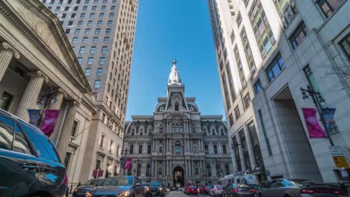 费城具有里程碑意义的历史悠久的市政厅的时间流逝和美国宾夕法尼亚州的汽车交通