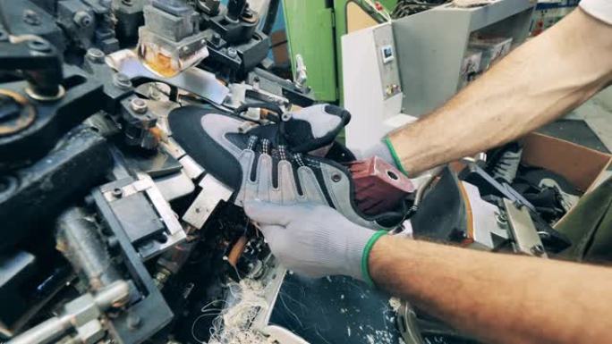 制鞋工人正在使用机器调整鞋子