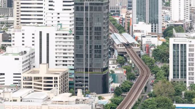 4K UHD平移左延时: 泰国曼谷的曼谷市中心摩天大楼天际线与汽车和天空列车。现代城市景观和交通概念