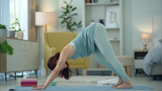锻炼女人，瑜伽伸展和客厅地板上的家庭健身，以保持健康，平衡训练和强壮的身体。健康女士，普拉提专注和灵