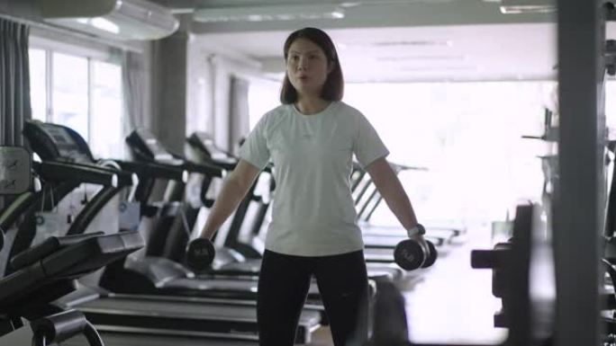 健康女性在健身房锻炼