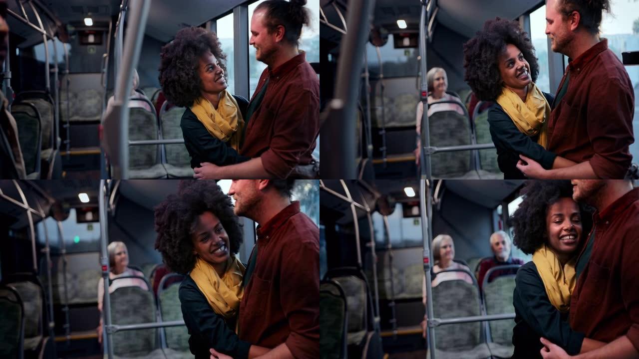 多种族夫妇在公共巴士内互相拥抱微笑