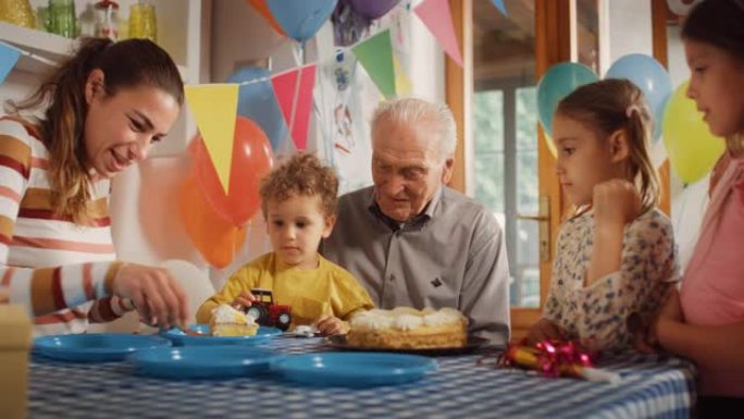 一个小家庭在生日聚会上聚集在蛋糕周围的肖像。年轻的母亲切蛋糕，把蛋糕放在不同的盘子里。家庭成员之间分