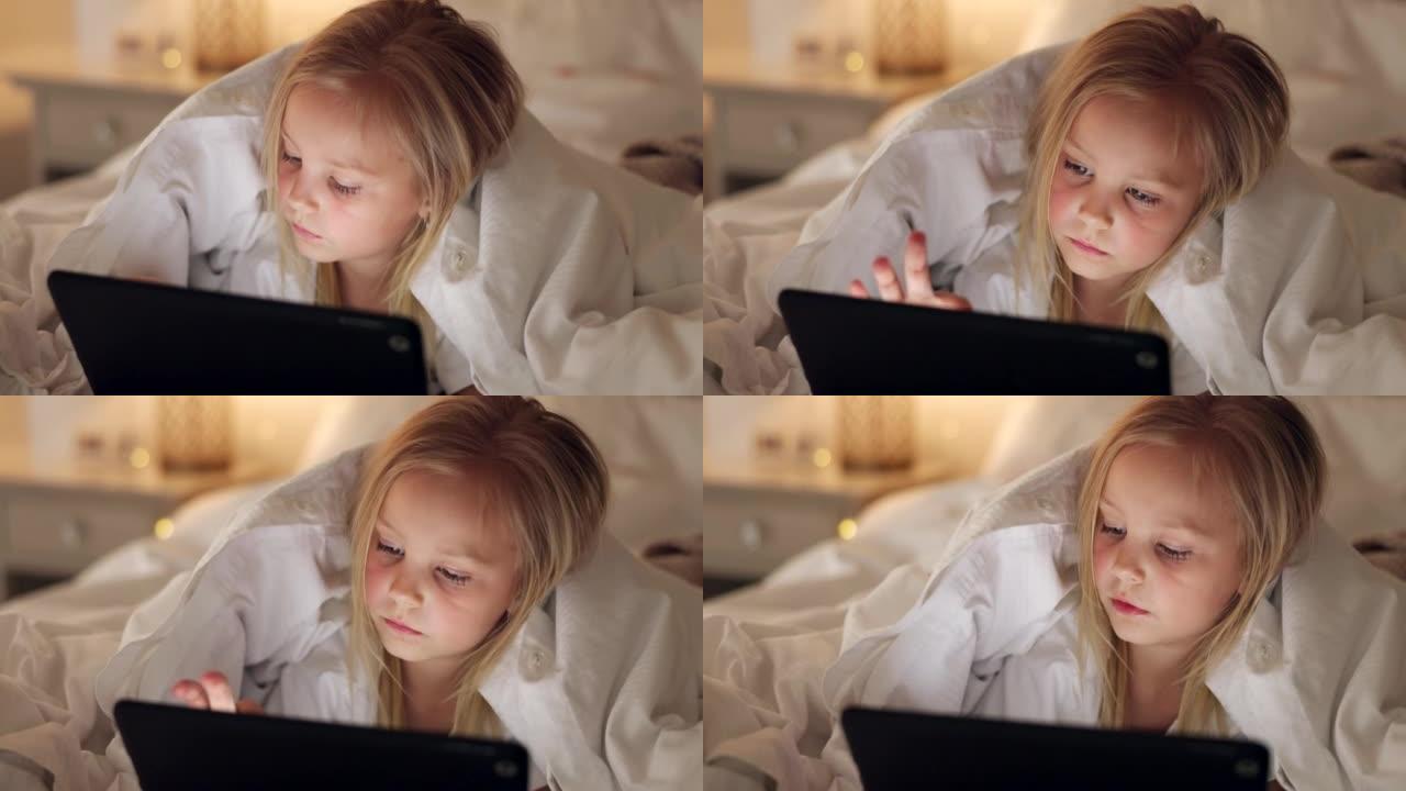 床，游戏和带平板电脑的女童，可在线使用舒适的羽绒被进行夜间休闲娱乐。晚上，放松和年轻的孩子在舒适的卧