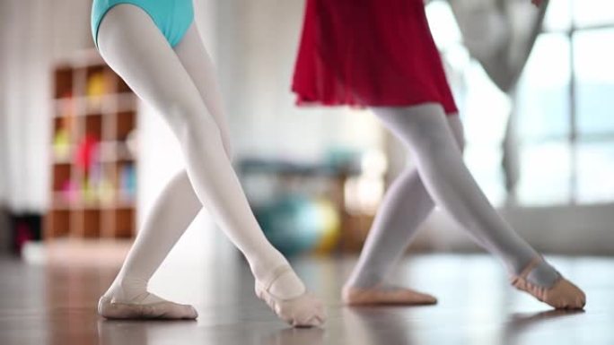 亚洲中国少女芭蕾舞演员的低段在工作室训练她的年轻女学生