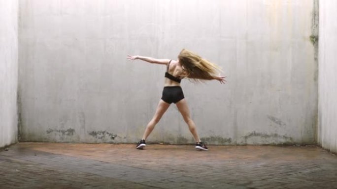青少年，z世代舞者在垃圾空间跳舞，疯狂，自由和青春的生活方式。年轻女孩在白色墙壁模拟背景上与健身身体