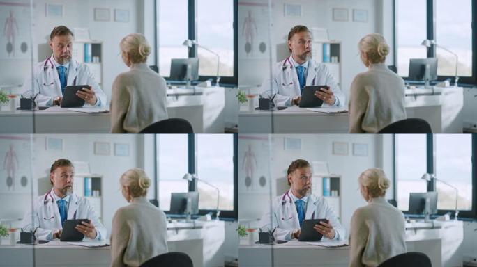 友好开朗的家庭医生正在健康诊所咨询期间阅读高级女性患者的病史。医生在医院办公室使用平板电脑。