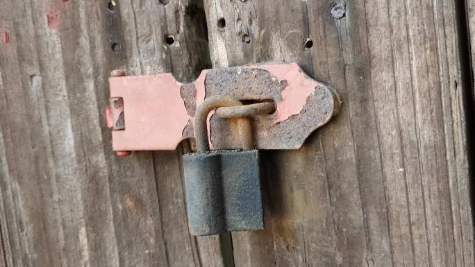 老木门锁老木板门老锁旧锁铁锈大门紧锁