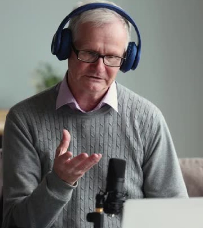 戴耳机的成熟退休男人在家领先在线流