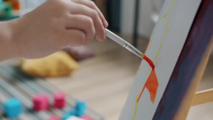 儿童小手绘画特写画笔和水彩画在家享受艺术