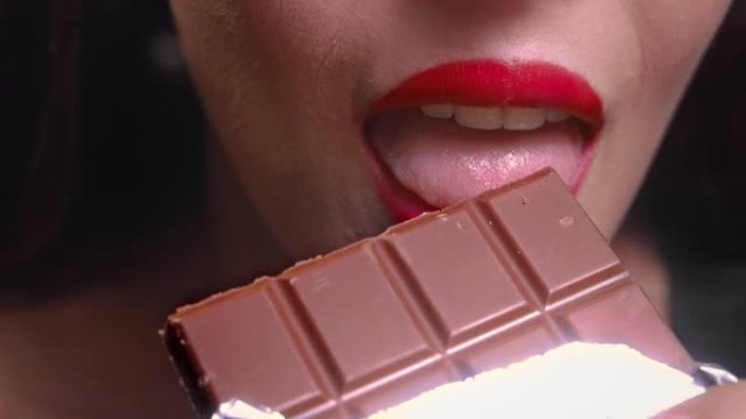 年轻女子嘴咬巧克力棒