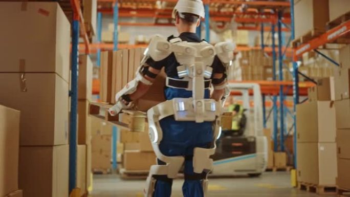 高科技未来派仓库: 工人穿着先进的全身动力外骨骼，升降机和步行用装满纸板箱的沉重托盘。交付Exosu
