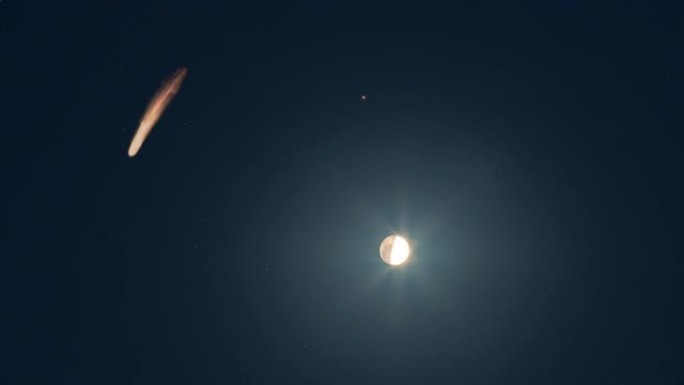 夜空背景上的飞行彗星。超失效