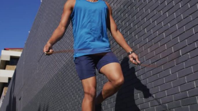 适合非裔美国人在城市锻炼，使用耳机，在街上跳绳跳绳