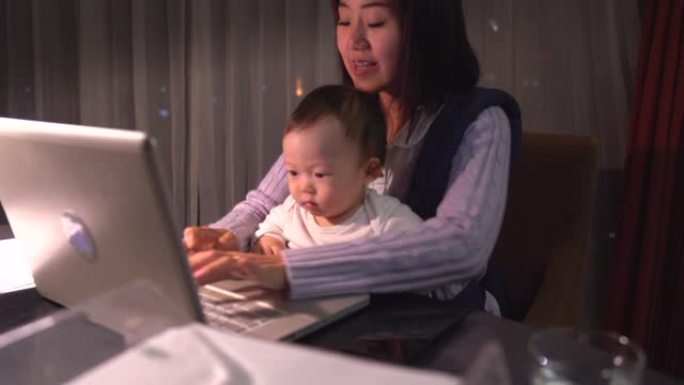 我是一位年轻的母亲或单身母亲，我带着大约1岁的孩子，晚上在笔记本电脑上工作。单身母亲独自一人养家。病