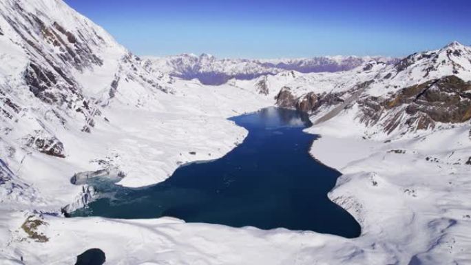 蒂利乔湖是尼泊尔的一个高海拔karov湖。它位于喜马拉雅山中部，海拔4919 m，位于Tilicho