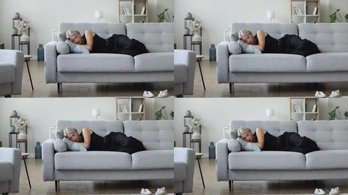 沉稳的成熟女人睡在客厅的沙发上