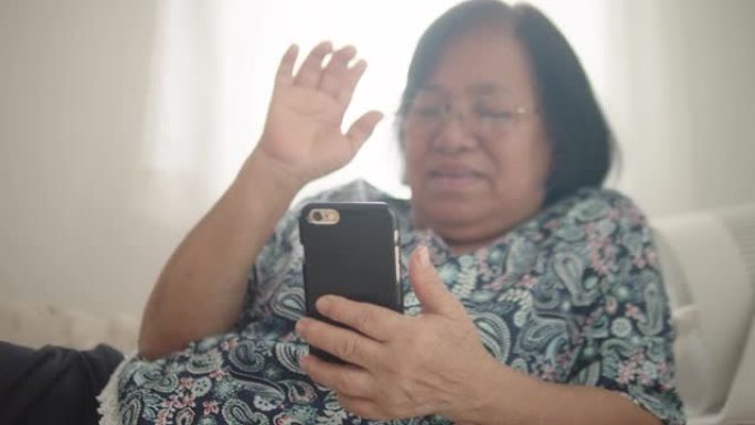 亚洲祖母和孙子有视频通话。