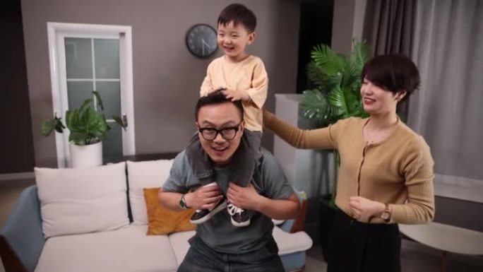 亚洲家庭在家玩耍室内亲子活动一家三口