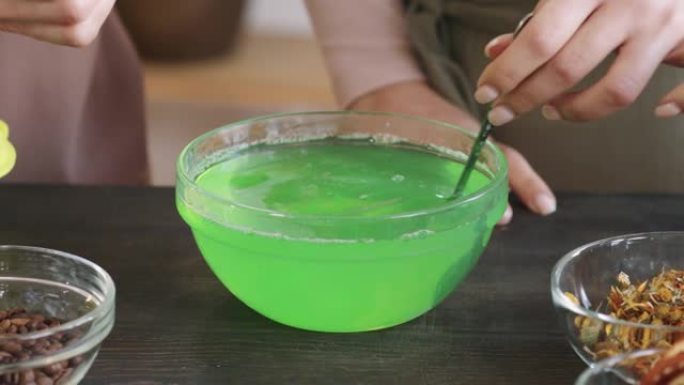 在手工肥皂混合物中添加绿色着色剂