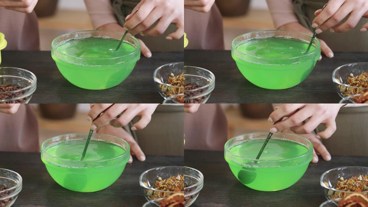 在手工肥皂混合物中添加绿色着色剂
