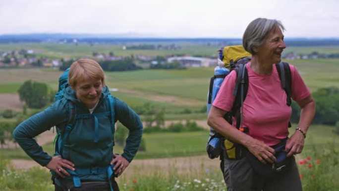 SLO MO两名老年女徒步旅行者准备在乡下远足