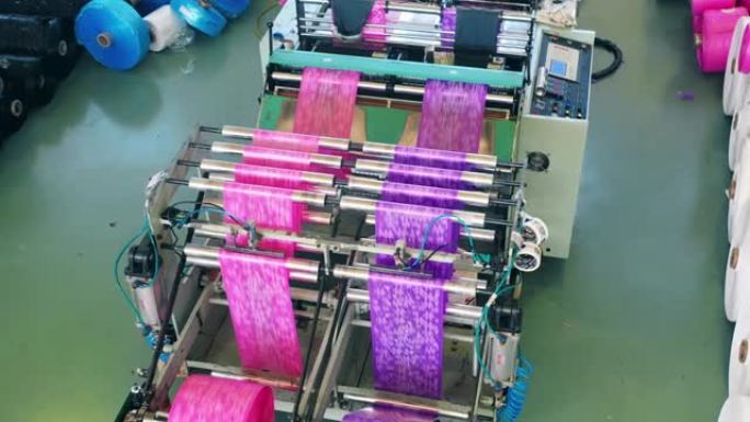 现代聚乙烯生产工厂彩色塑料袋生产线的俯视图