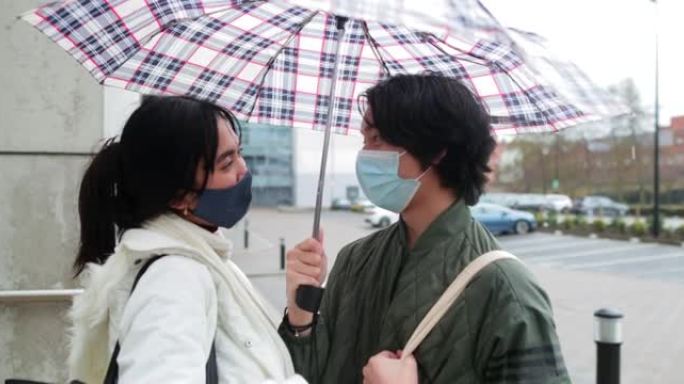 夫妻共用一把雨伞雨天下大雨共享
