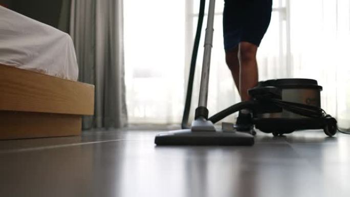 女佣正在打扫地板做家务地面清洁干净舒适