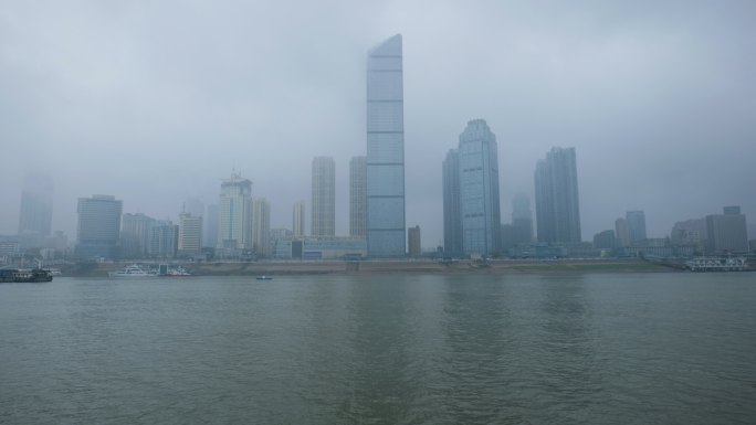 江雾笼罩下的城市高楼