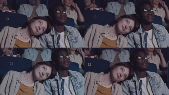 种族多元化的夫妇在电影院看电影