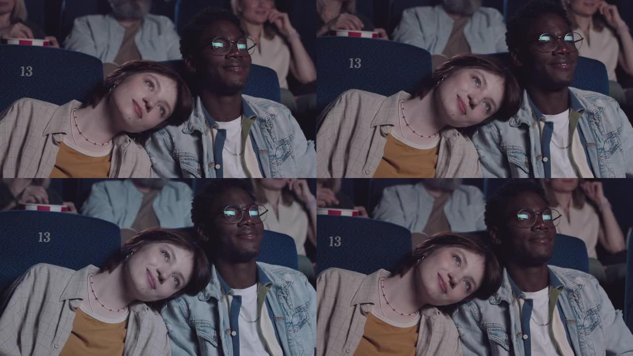 种族多元化的夫妇在电影院看电影