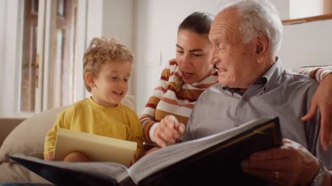 一个由母亲、儿子和祖父组成的小家庭在客厅看相册的肖像。家庭世代通过在一起度过时光，讨论和娱乐来联系和
