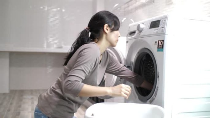 女人在家洗衣服洗衣服衣服