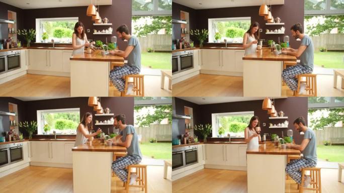 一对年轻夫妇在厨房里度过早晨的4k录像