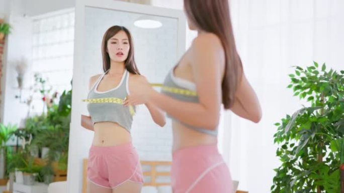 女孩在镜子上测量胸部