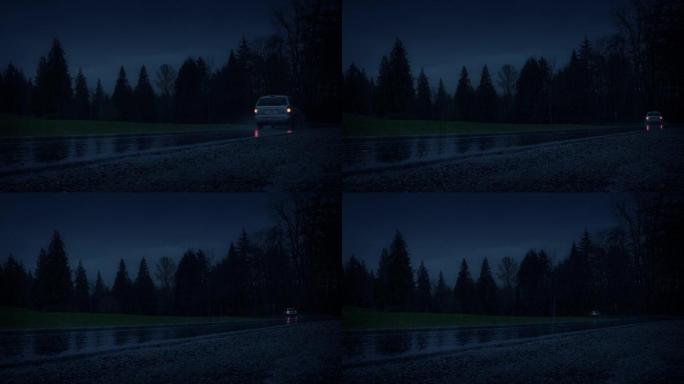 汽车在下雨的夜晚驶出公园