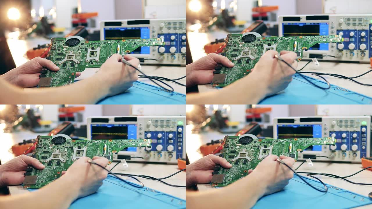 修理工用示波器检查主板