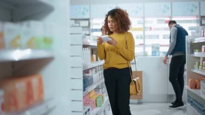 药房药店: 美丽的黑人年轻女子走在过道和货架之间购买药品，药物，维生素，补充剂，保健美容产品与现代包
