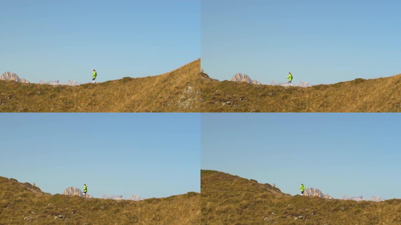 慢动作: 年轻的女徒步旅行者在风景如画的白云岩中奔跑