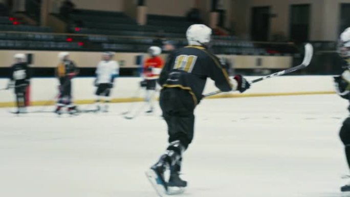 在加拿大的冰场进行冰球队训练，以进行健身，比赛策略和团队合作。专业体育团体练习滑冰，并在竞技场上用棍