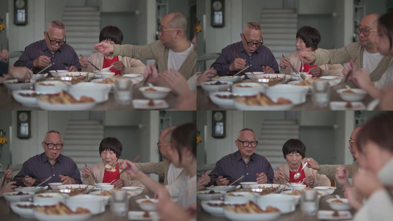 中国多代家庭在除夕夜享受团圆饭