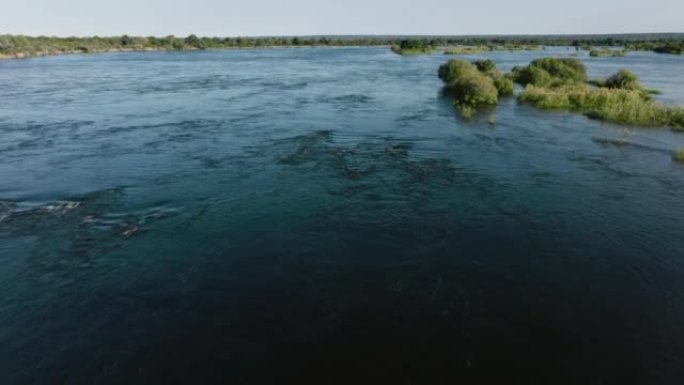 空中飞越巨大的赞比西河，流向联合国教科文组织世界遗产维多利亚瀑布