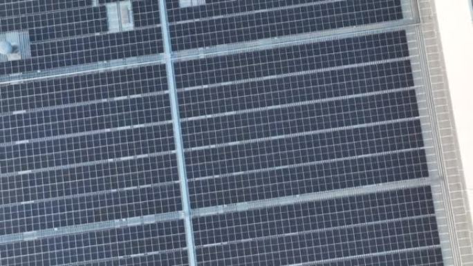 鸟瞰图屋顶工业建筑，配有太阳能电池电站面板。