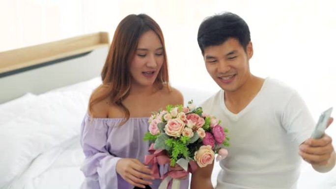 亚洲青年男子用玫瑰给女友惊喜