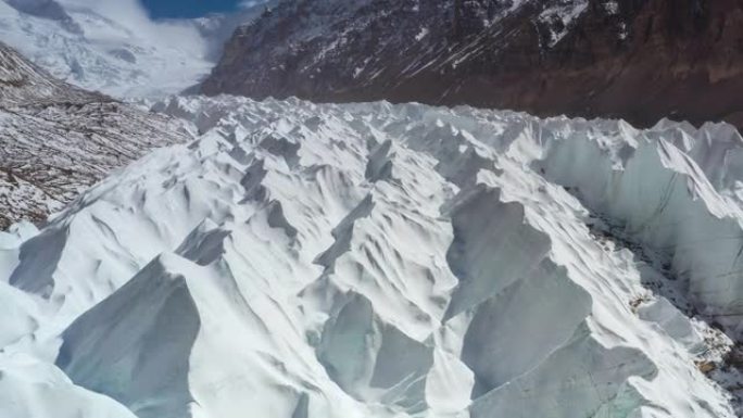 雪白冰川躺在高原山谷