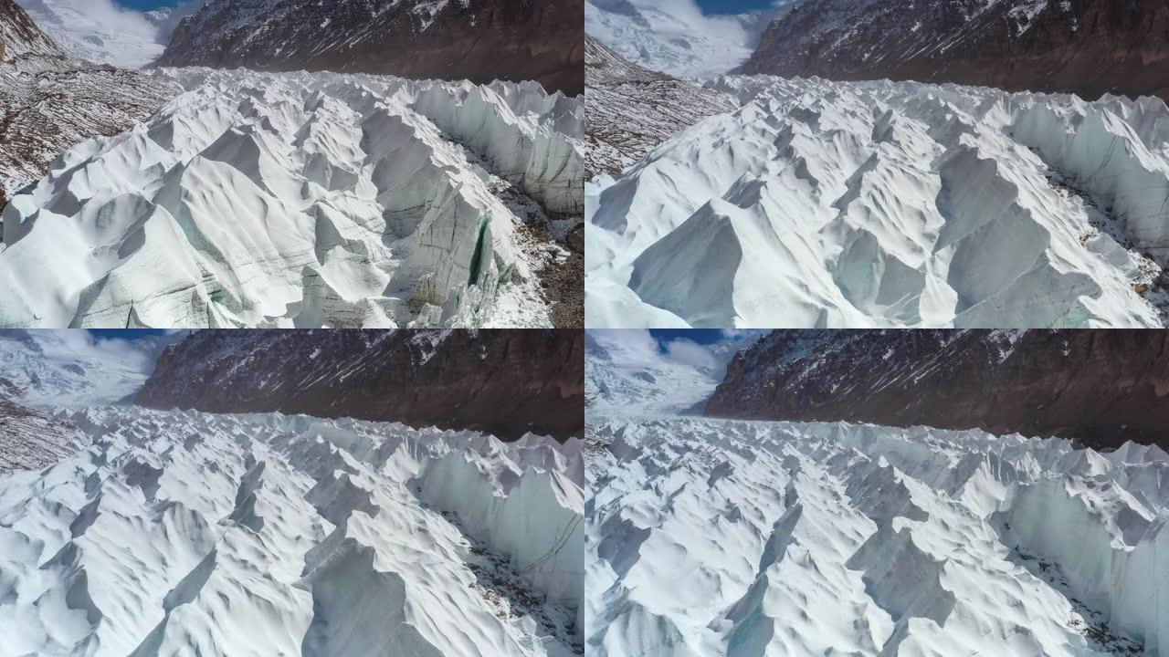 雪白冰川躺在高原山谷
