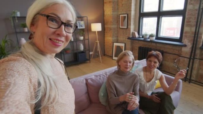 三个成熟女人在家录制视频博客的POV