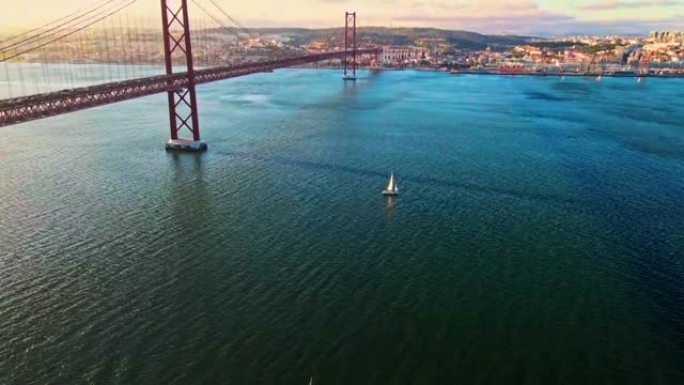 葡萄牙里斯本河上航行的帆船4月25日桥的鸟瞰图